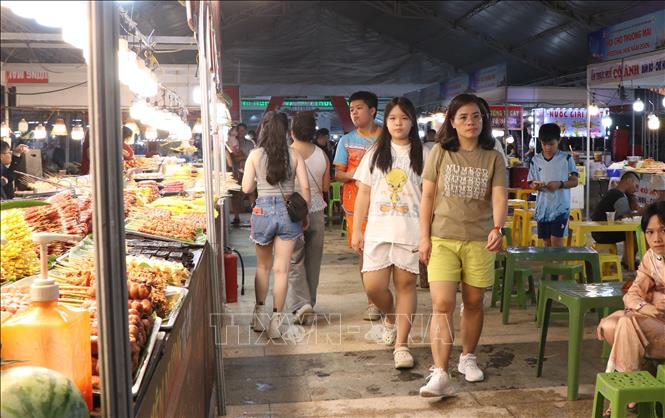 Gian hàng ẩm thực thu hút nhiều người dân đến thưởng thức tại Hội chợ Thương mại Festival Huế 2026. Ảnh: Văn Dũng-TTXVN