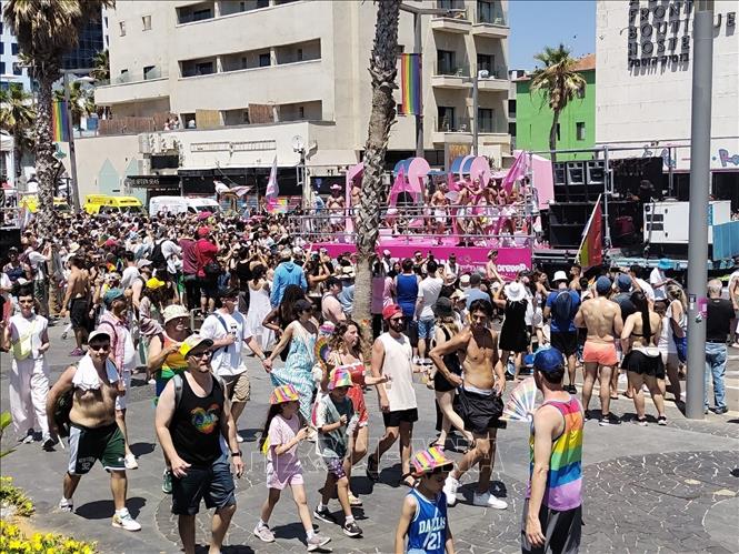 Hàng trăm nghìn người từ khắp Israel và nhiều nước đã tham gia Lễ Diễu hành Tel Aviv Pride 2026 với chủ đề “Hãy lựa chọn bằng chính bước chân của bạn
