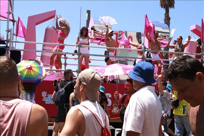 Hàng trăm nghìn người từ khắp Israel và nhiều nước tham gia Lễ Diễu hành Tel Aviv Pride 2026 với chủ đề “Hãy lựa chọn bằng chính bước chân của bạn