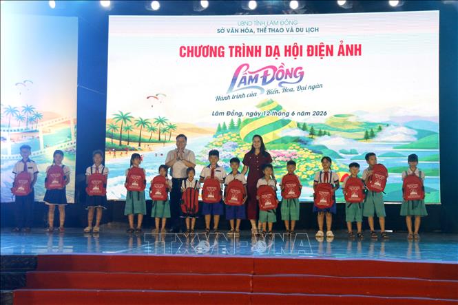 Tặng quà cho các em học sinh đặc khu Phú Quý tại Dạ hội điện ảnh “Lâm Đồng – Hành trình biển, hoa và đại ngàn”. Nguyễn Thanh - TTXVN