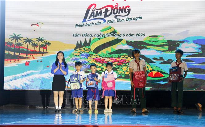 Tặng quà cho các em học sinh đặc khu Phú Quý tại Dạ hội điện ảnh “Lâm Đồng – Hành trình biển, hoa và đại ngàn”. Ảnh: Nguyễn Thanh - TTXVN