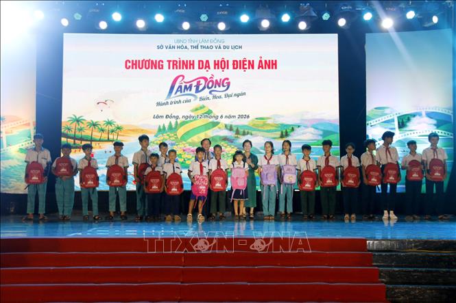 Tặng quà cho các em học sinh đặc khu Phú Quý tại Dạ hội điện ảnh “Lâm Đồng – Hành trình biển, hoa và đại ngàn”. Ảnh: Nguyễn Thanh - TTXVN
