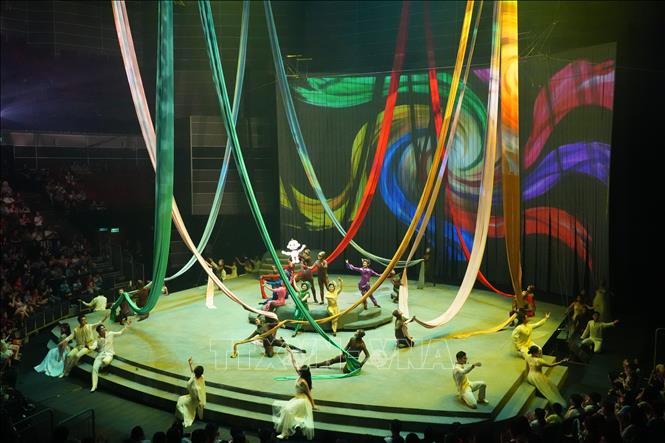 Với thời lượng hơn 60 phút, “Mơ show” kể về hành trình trưởng thành của một đứa trẻ từ những cảm nhận đầu tiên về ánh sáng, màu sắc, sự sống cho đến khi khám phá, gọi tên các cung bậc cảm xúc của mình. Ảnh: Hữu Duyên - TTXVN