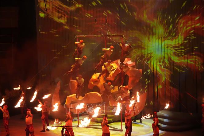 Vở diễn “Mơ show” không chỉ dừng lại ở một chương trình giải trí mà còn mang sứ mệnh khẳng định bước đi đầu tiên trong việc xây dựng nền công nghiệp văn hóa của TP. Hồ Chí Minh và cả nước. Ảnh: Hữu Duyên - TTXVN