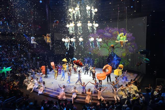 “Mơ show” là một chương trình phong phú, hoành tráng và có rất nhiều sự sáng tạo khoa học khi đưa các bộ môn xiếc, múa, rối kết hợp lại với nhau. Ảnh: Hữu Duyên - TTXVN