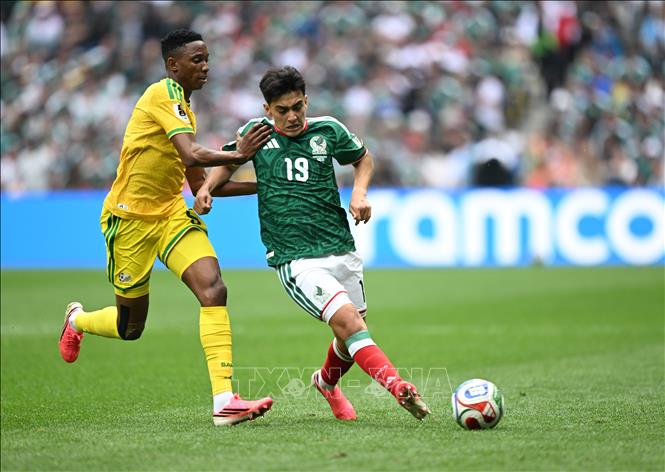 Cầu thủ Gilberto Mora (phải) thi đấu trong trận Mexico gặp Nam Phi tại World Cup 2026 ở Mexico City, Mexico ngày 11/6/2026. Ảnh: THX/TTXVN
