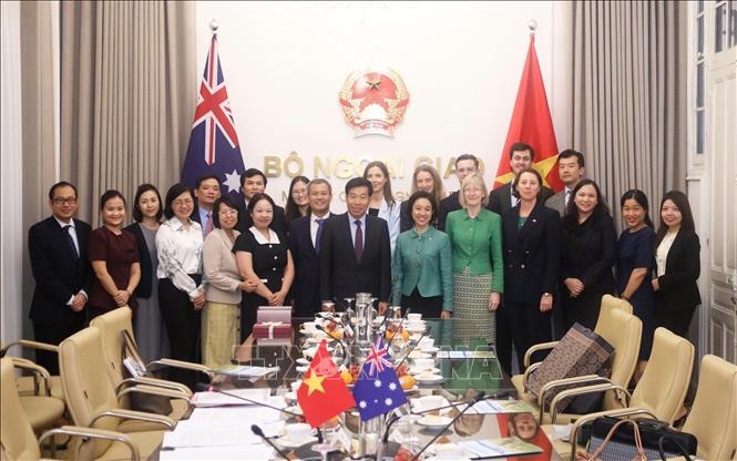 Thứ trưởng Bộ Ngoại giao Nguyễn Mạnh Cường và Thứ trưởng Ngoại giao và Thương mại Australia Michelle Chan cùng đoàn đại biểu hai nước. Ảnh: TTXVN phát