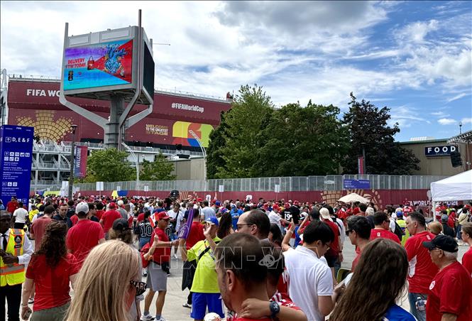 Cổ động viên tham gia lễ hội bên ngoài sân vận động BMO Field của Toronto. Ảnh: Thanh Hải - PV TTXVN tại Canada