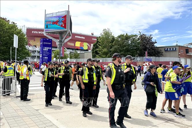 Lực lượng Cảnh sát và An ninh Canada tham gia bảo vệ an ninh tại sân vận động BMO Field của Toronto. Ảnh: Thanh Hải - PV TTXVN tại Canada