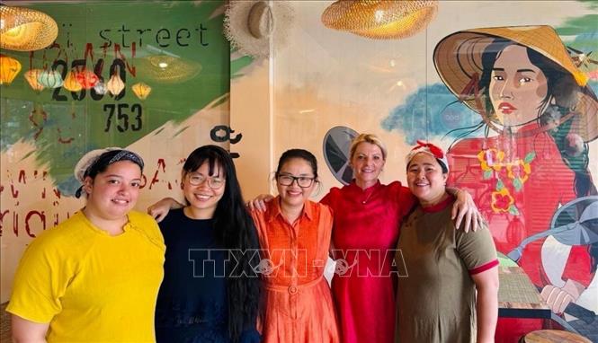 Đại sứ Trần Thị Thu Thìn thăm nhà hàng Việt Nam tại Seychelles. Ảnh: TTXVN phát