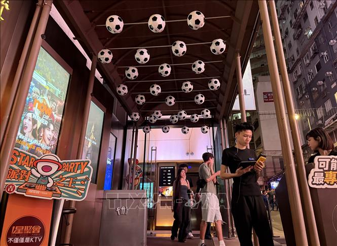 Một quán bar trang trí chào đón Word Cup 2026. Ảnh: Lê Anh-PV TTXVN tại Hong Kong