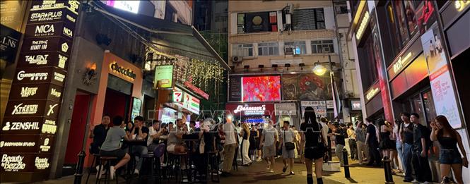 Người hâm mộ chờ đợi để xem trận bóng đá diễn ra vào 3 giờ sáng (giờ Hong Kong). Ảnh: Lê Anh-PV TTXVN tại Hong Kong