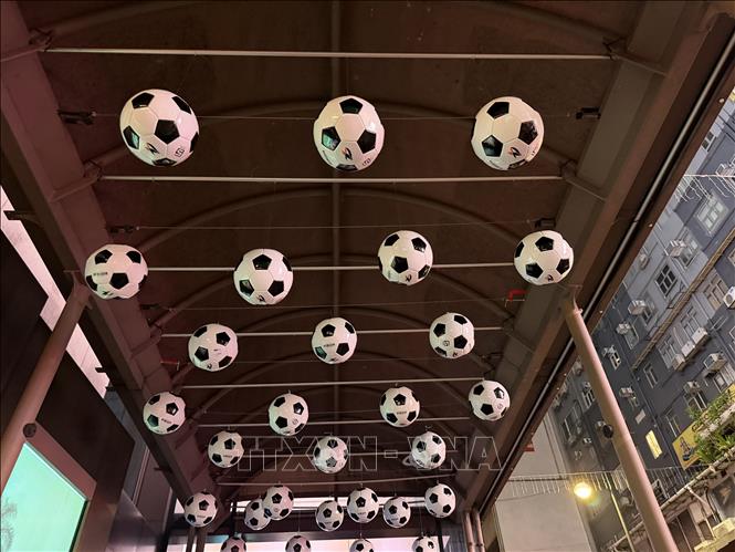 Một quán bar trang trí chào đón Word Cup 2026. Ảnh: Lê Anh-PV TTXVN tại Hong Kong