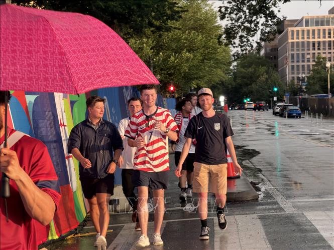 Người hâm mộ tập trung tại khu Fan Zone ở Quảng trường Quốc gia (National Mall), thủ đô Washington D.C trước trận Mỹ - Paraguay tại World Cup 2026. Ảnh: Ngọc Quang - PV TTXVN tại Mỹ