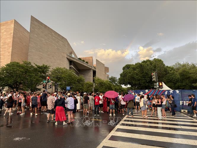 Người hâm mộ tập trung tại khu Fan Zone ở Quảng trường Quốc gia (National Mall), thủ đô Washington D.C trước trận Mỹ - Paraguay tại World Cup 2026. Ảnh: Ngọc Quang - PV TTXVN tại Mỹ