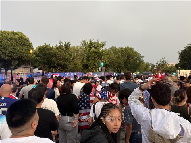 Người hâm mộ tập trung tại khu Fan Zone ở Quảng trường Quốc gia (National Mall), thủ đô Washington D.C trước trận Mỹ - Paraguay tại World Cup 2026. Ảnh: Ngọc Quang - PV TTXVN tại Mỹ