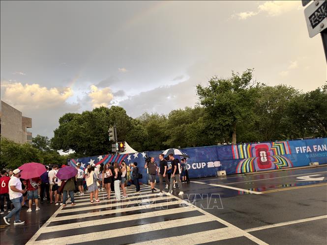Người hâm mộ tập trung tại khu Fan Zone ở Quảng trường Quốc gia (National Mall), thủ đô Washington D.C trước trận Mỹ - Paraguay tại World Cup 2026. Ảnh: Ngọc Quang - PV TTXVN tại Mỹ