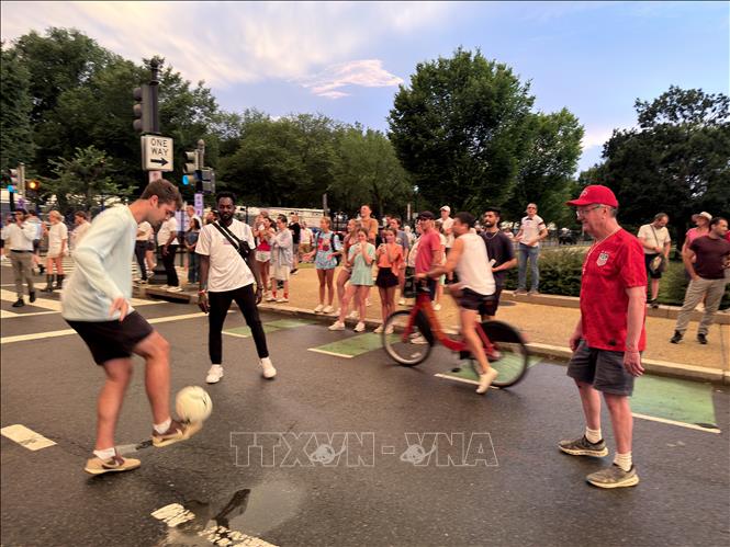 Người hâm mộ tập trung tại khu Fan Zone ở Quảng trường Quốc gia (National Mall), thủ đô Washington D.C trước trận Mỹ - Paraguay tại World Cup 2026. Ảnh: Ngọc Quang - PV TTXVN tại Mỹ