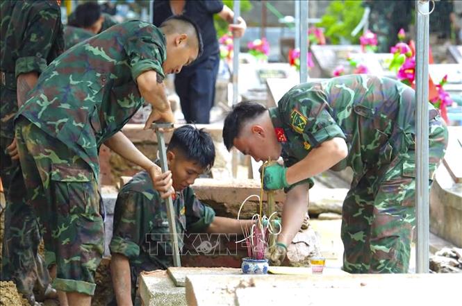 Cán bộ, chiến sĩ lực lượng vũ trang tỉnh Điện Biên kiên trì làm việc tại hiện trường, góp phần đẩy nhanh tiến độ lấy mẫu ADN hài cốt liệt sĩ còn thiếu thông tin. Ảnh: TTXVN phát