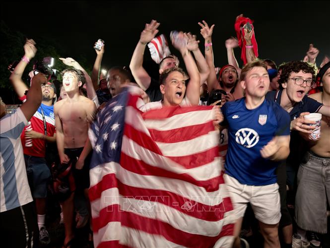 Cổ động viên Mỹ ăn mừng chiến thắng tại khu Fan Zone ở Washington. Ảnh: Ngọc Quang - PV TTXVN tại Mỹ