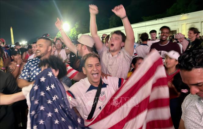 Cổ động viên Mỹ ăn mừng chiến thắng tại khu Fan Zone ở Washington. Ảnh: Ngọc Quang - PV TTXVN tại Mỹ