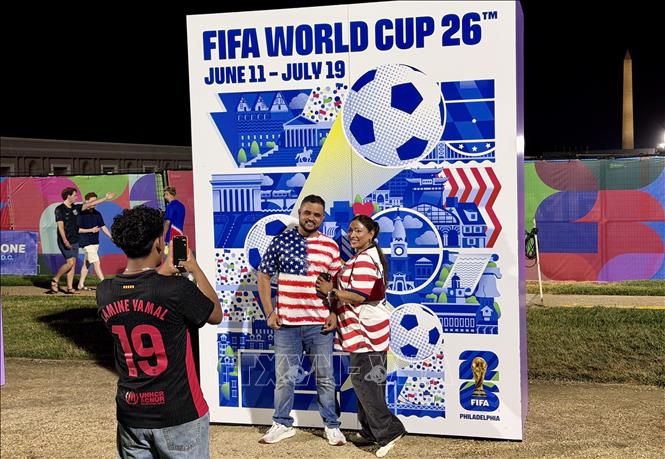 Cổ động viên Mỹ ăn mừng chiến thắng tại khu Fan Zone ở Washington. Ảnh: Ngọc Quang - PV TTXVN tại Mỹ