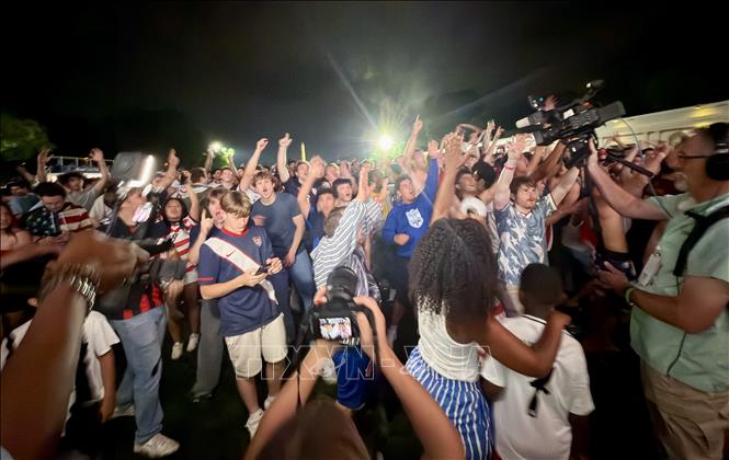 Cổ động viên Mỹ ăn mừng chiến thắng tại khu Fan Zone ở Washington. Ảnh: Ngọc Quang - PV TTXVN tại Mỹ