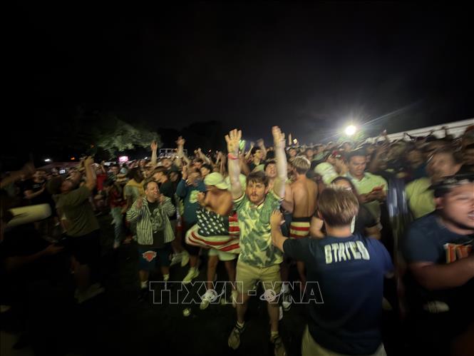 Cổ động viên Mỹ ăn mừng chiến thắng tại khu Fan Zone ở Washington. Ảnh: Ngọc Quang - PV TTXVN tại Mỹ