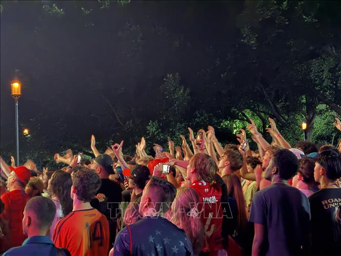 Cổ động viên Mỹ ăn mừng chiến thắng tại khu Fan Zone ở Washington. Ảnh: Ngọc Quang - PV TTXVN tại Mỹ