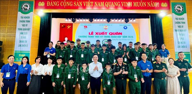 Lãnh đạo tỉnh Quảng Trị, Ban Tổ chức và 154 học viên ở khu vực Bắc Quảng Trị chụp ảnh kỷ niệm tại chương trình. Ảnh: Võ Dung - TTXVN