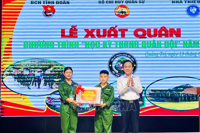 Phó Chủ tịch UBND tỉnh Quảng Trị Hoàng Xuân Tân trao tặng quà cho Chương trình. Ảnh: Võ Dung - TTXVN