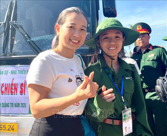 Các học viên cười rạng rỡ chia tay bố mẹ, thể hiện quyết tâm và niềm tự hào khi là 