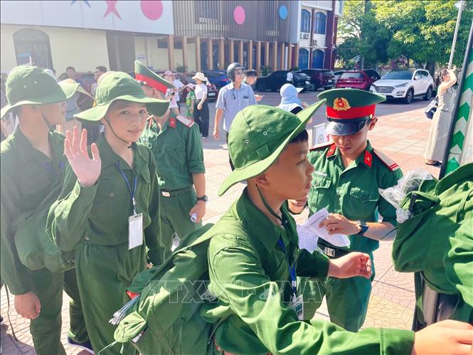 Các học viên háo hức lên đường tham gia khóa học Chương trình “Học kỳ trong Quân đội” tỉnh Quảng Trị năm 2026. Ảnh: Võ Dung - TTXVN