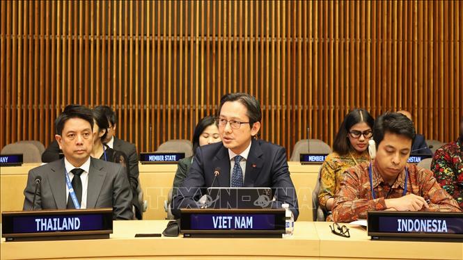 Đại sứ Đỗ Hùng Việt, Trưởng phái đoàn thường trực Việt Nam tại LHQ, phát biểu tại buổi lễ. Ảnh: Thanh Tuấn - Phóng viên TTXVN tại Mỹ