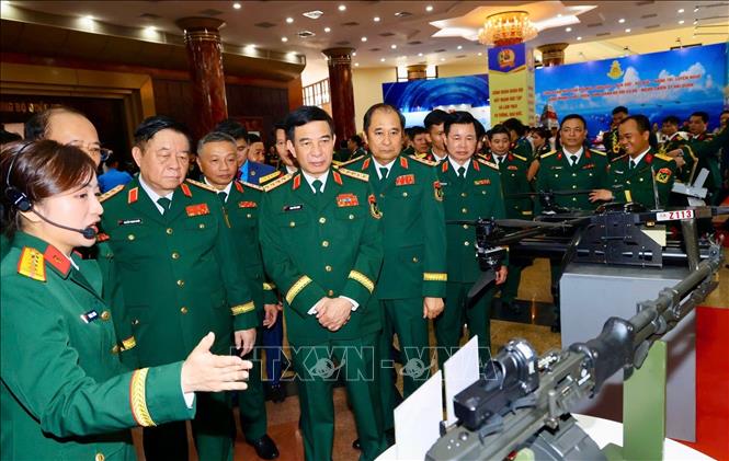 Lãnh đạo Quân ủy Trung ương - Bộ Quốc phòng cùng các đại biểu tham quan khu trưng bày tại chương trình tổng kết, trao Giải thưởng Lao động sáng tạo trong Công đoàn Quân đội lần thứ I. Ảnh: Hiền Hạnh - TTXVN 