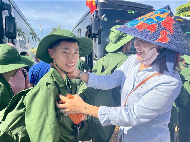 Phụ huynh tin tưởng chương trình sẽ giúp các con em mình rèn luyện bản lĩnh, kỷ luật, tinh thần trách nhiệm và trưởng thành hơn trong nhận thức và hành động. Ảnh: Võ Dung - TTXVN