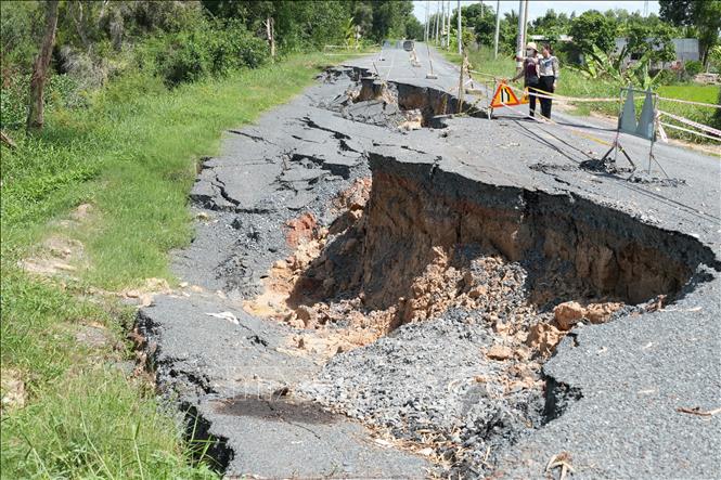 Tuyến đường Thiên Hộ Dương, phường Kiến Tường, tỉnh Tây Ninh, bị sạt gần hết phần đi lại. Ảnh: thanh Bình -TTXVN