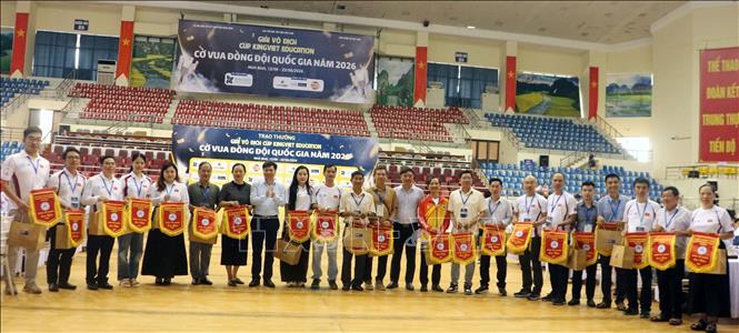 Ban tổ chức tặng cờ lưu niệm cho các đoàn tham gia giải. Ảnh: Nguyễn Chinh - TTXVN