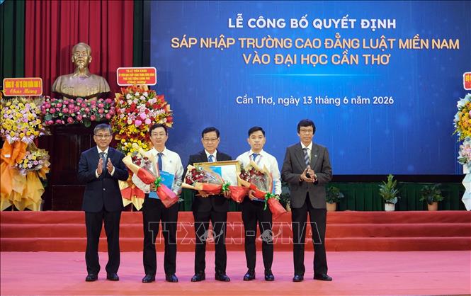 Ban Giám đốc Đại học Cần Thơ trao Quyết định thành lập Trung tâm Bồi dưỡng kiến thức pháp luật và Bổ trợ tư pháp - Đại học Cần Thơ. Ảnh: Thanh Liêm - TTXVN
