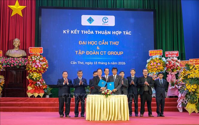 Ký kết biên bản thỏa thuận hợp tác (MOA) giữa Đại học Cần Thơ và Tập đoàn CT Group. Ảnh: Thanh Liêm - TTXVN