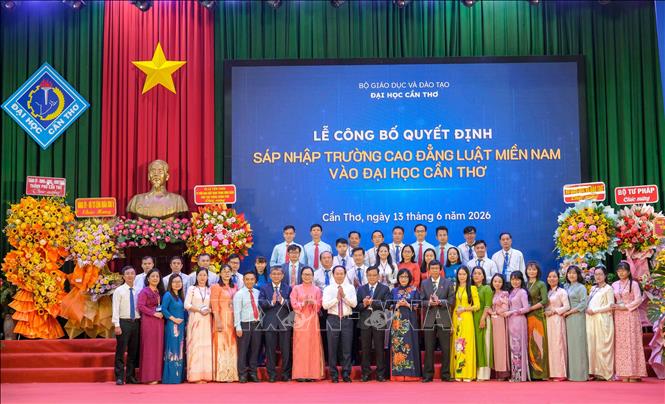 Phó Thủ tướng Chính phủ Lê Tiến Châu với cán bộ, giảng viên của Trường Cao đẳng Luật miền Nam và Khoa Luật, Đại học Cần Thơ. Ảnh: Thanh Liêm - TTXVN