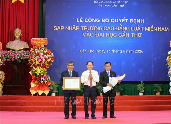 Phó Thủ tướng Chính phủ Lê Tiến Châu trao Quyết định của Thủ tướng Chính phủ sáp nhập Trường Cao đẳng Luật miền Nam vào Đại học Cần Thơ. Ảnh: Thanh Liêm - TTXVN