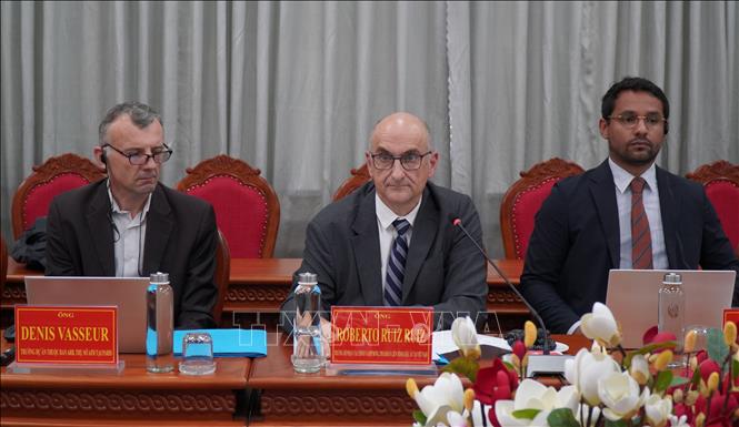Đại diện Cơ quan Phát triển Pháp (AFD) và Phái đoàn Liên minh châu Âu (DUE) phát biểu. Ảnh: Tuấn Phi - TTXVN