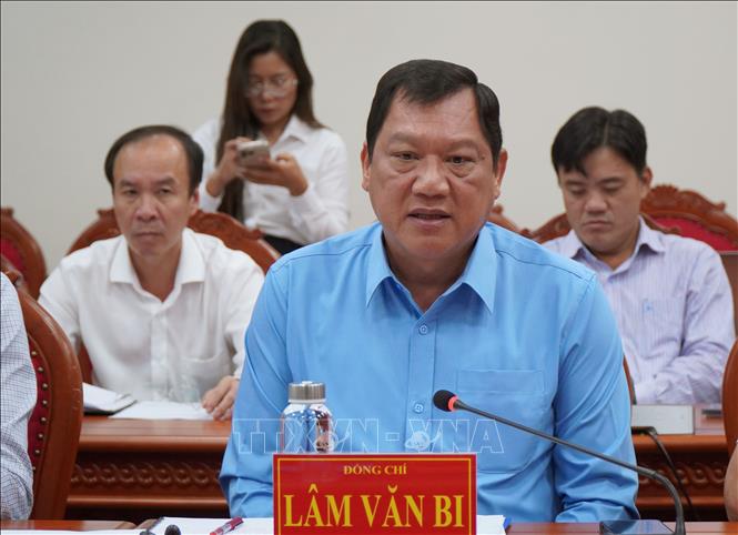 Phó Chủ tịch Thường trực UBND tỉnh Lâm Văn Bi phát biểu. Ảnh: Tuấn Phi - TTXVN