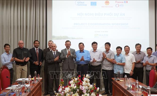 Cơ quan Phát triển Pháp (AFD) và Phái đoàn Liên minh châu Âu (DUE) làm việc với UBND cùng các sở, ngành tỉnh Cà Mau. Ảnh: Tuấn Phi - TTXVN