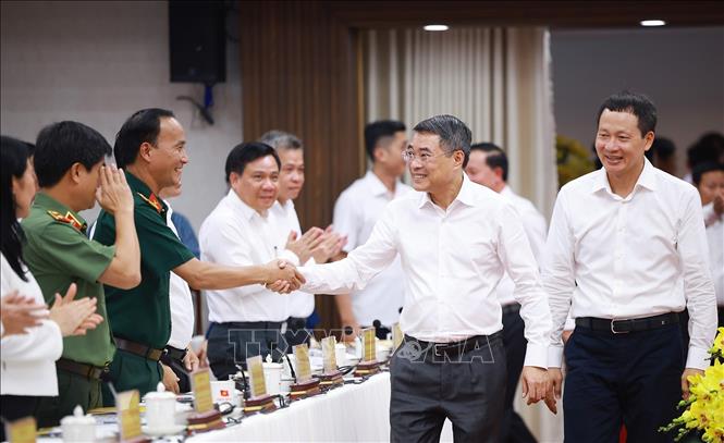 Thủ tướng Lê Minh Hưng với lãnh đạo thành phố Đồng Nai. Ảnh: Dương Giang – TTXVN
