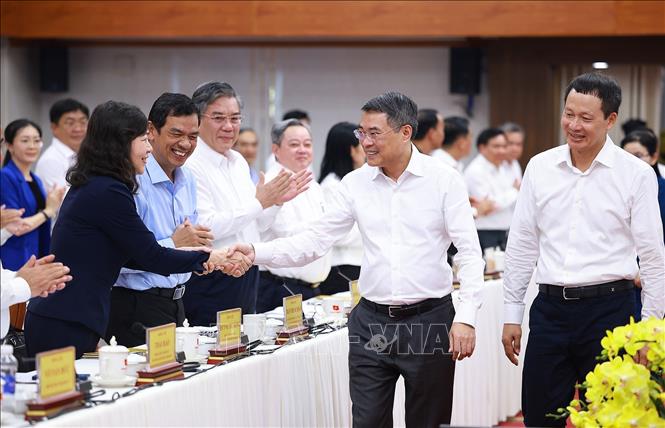 Thủ tướng Lê Minh Hưng với lãnh đạo thành phố Đồng Nai. Ảnh: Dương Giang – TTXVN
