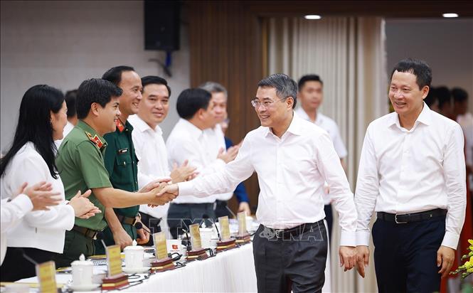 Thủ tướng Lê Minh Hưng với lãnh đạo thành phố Đồng Nai. Ảnh: Dương Giang – TTXVN
