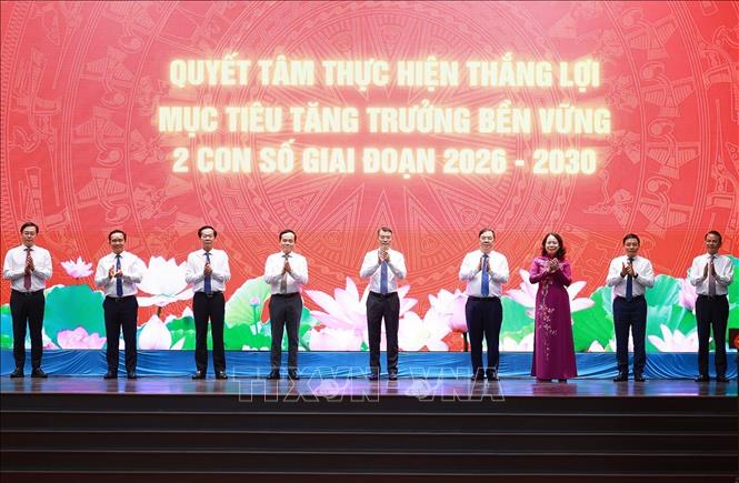 Prime Minister Le Minh Hung and other delegates launch the movement. VNA Photo: Dương Giang 