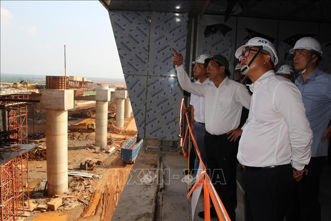 Bộ trưởng Bộ Xây dựng Trần Hồng Minh kiểm tra tiến độ thi công hạng mục cầu cạn sân bay Long Thành. Ảnh: Công Phong - TTXVN
